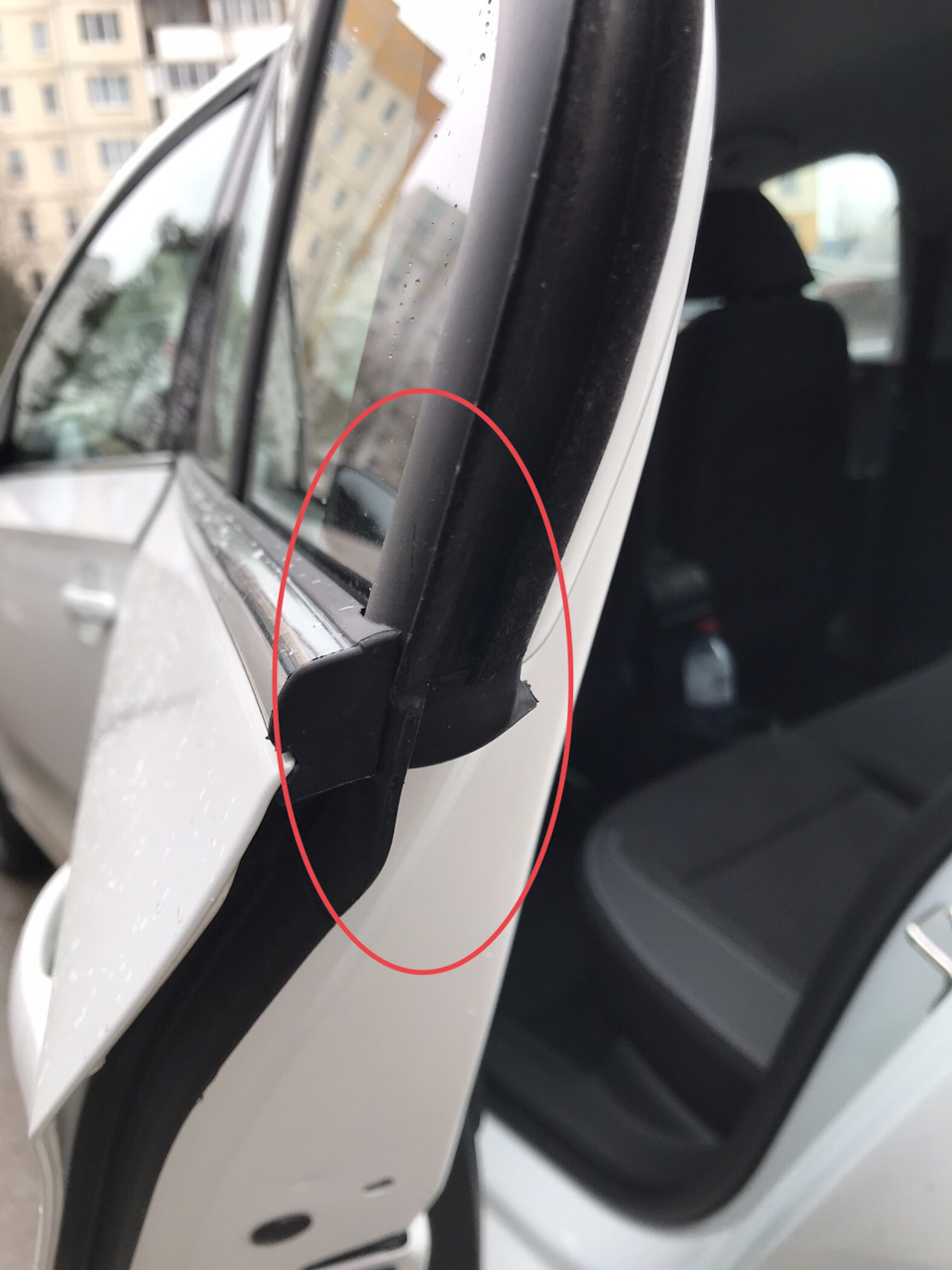 Уплотнитель задних дверей трёт лкп — Volkswagen Polo liftback, 1,4 л ...