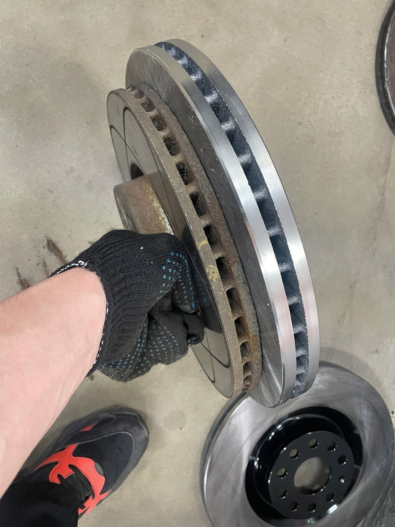 А вот разница между 312/25 и 345/30 тормозных дисков — Volkswagen Passat Variant (B6)