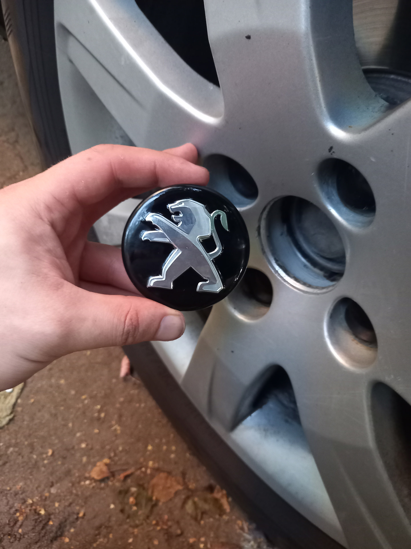 Замена колпачков дисков — Peugeot 308 (1G), 1,6 л, 2011 года | своими ...