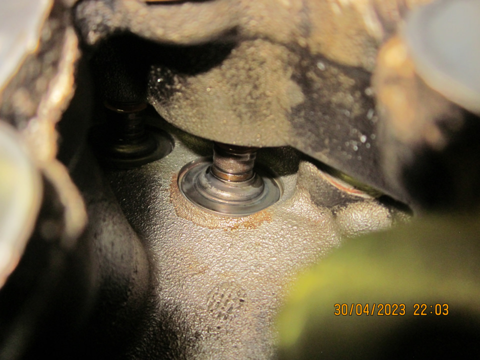 МСК на месте, фото для контроля глубины запрессовки. Обратите внимание на голый металл вокруг — он был отмыт бесконтактным способом бензином посредством мовильницы (насадки моечной). Т.е. критических лаковых отложений от масла не было — Lada Vesta SW (1G)