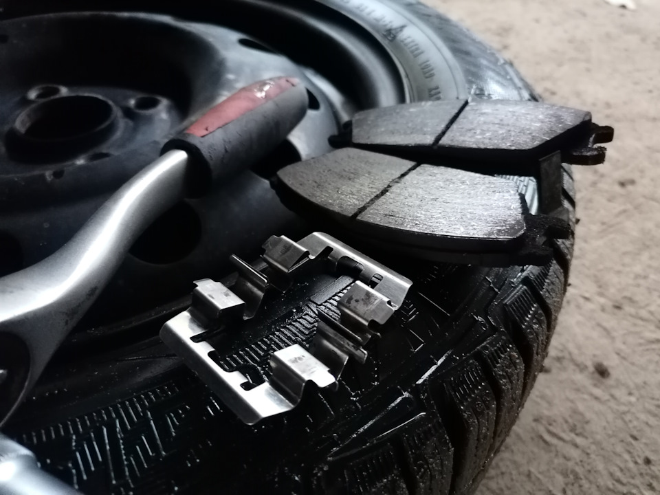 Перед установкой направляющие колодок были очищены от грязи и продуктов износа. — Hyundai Accent (2G)