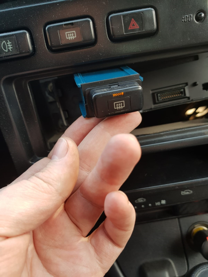 Кнопка обогрева заднего стекла на Toyota Carina E. Б/у | 350 ₽ в городе ...