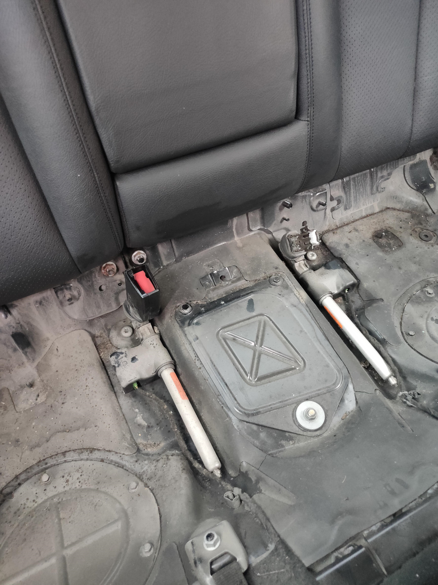 Замена задних замков ремней безопасности — Mercedes-Benz CLK (W209), 2 ...