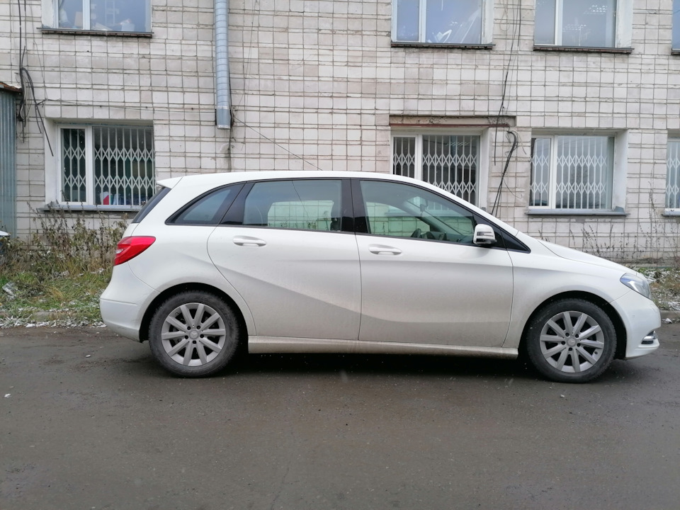 20. Tył: zamontuj amortyzator z podkładką do nadwozia, złap nakrętkami od góry — bez finalnego dociągania. — Mercedes B-Class W246/T246