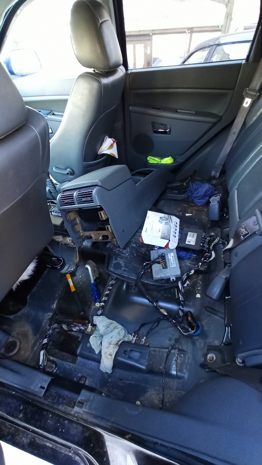 Снятие ковролина. — Jeep Grand Cherokee (WK), 3 л, 2007 года | просто ...