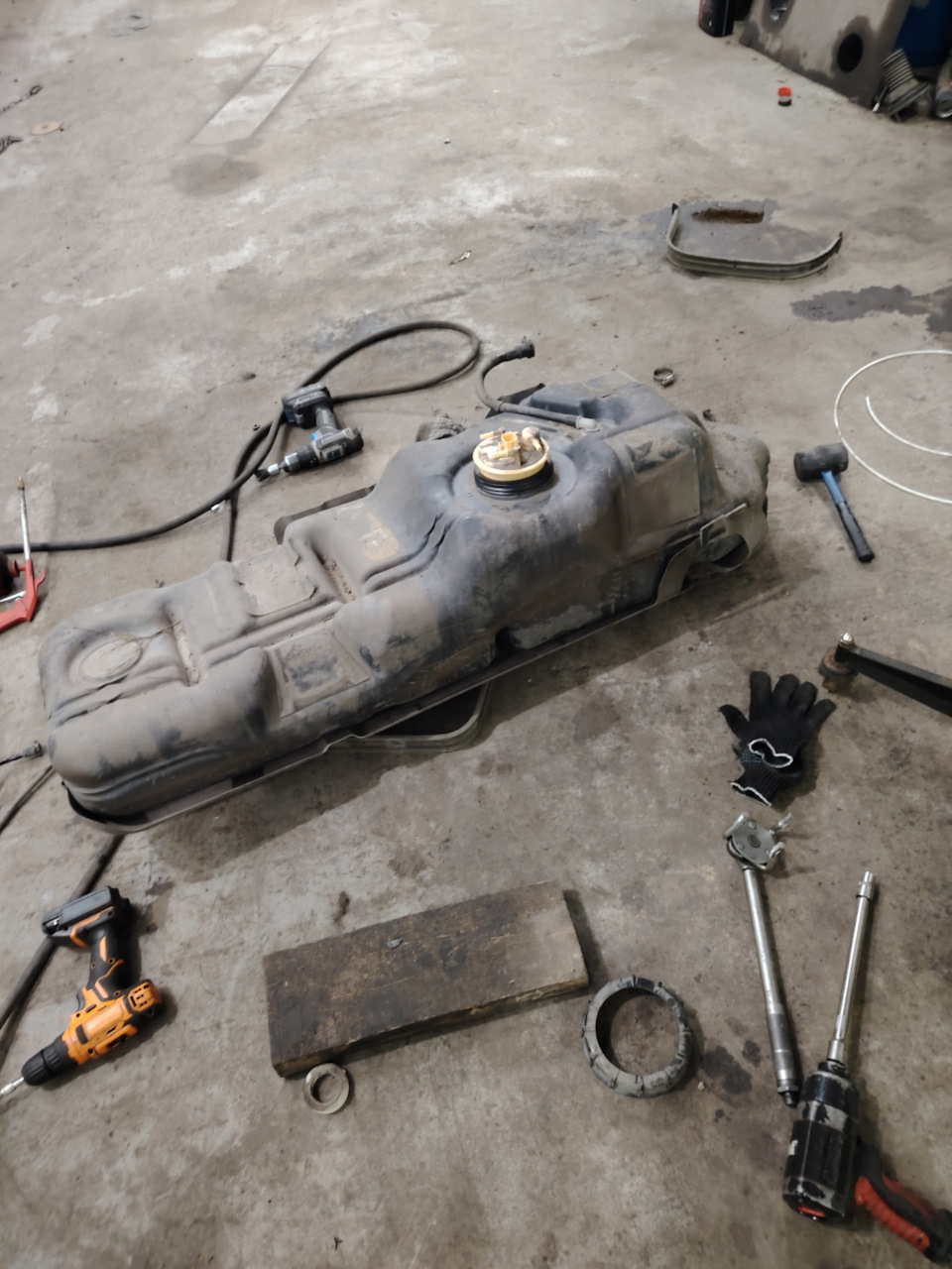 Снял топливный бак — Great Wall Poer