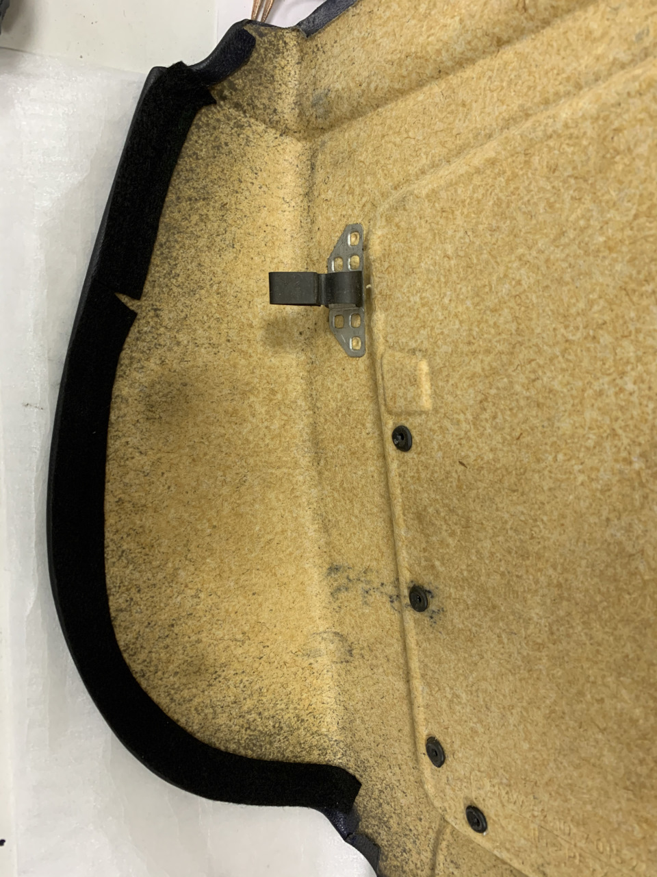 Во время сборки вспомнил про скрип, который издает сиденье когда его двигаешь, очень бесит. Решил места контакта обклеить простивоскрипной пленкой. — BMW 7 series (E65/E66)