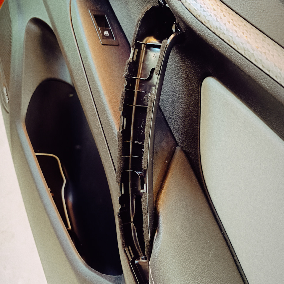 Клеить надо не в приты, иначе потом будут из ручки торчать ворсинки — Lada Vesta SW Cross (1G)