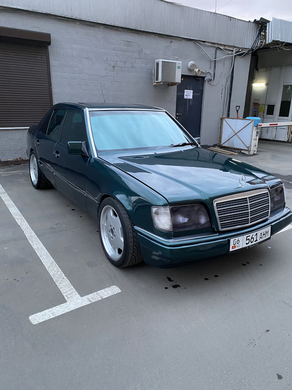 Тонировка в круг синей пленкой — Mercedes-Benz E-class (W124), 3,2 л, 1995  года | стайлинг | DRIVE2