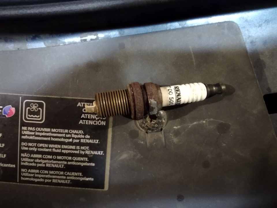 Какой должен быть зазор на свечах зажигания на рено логан