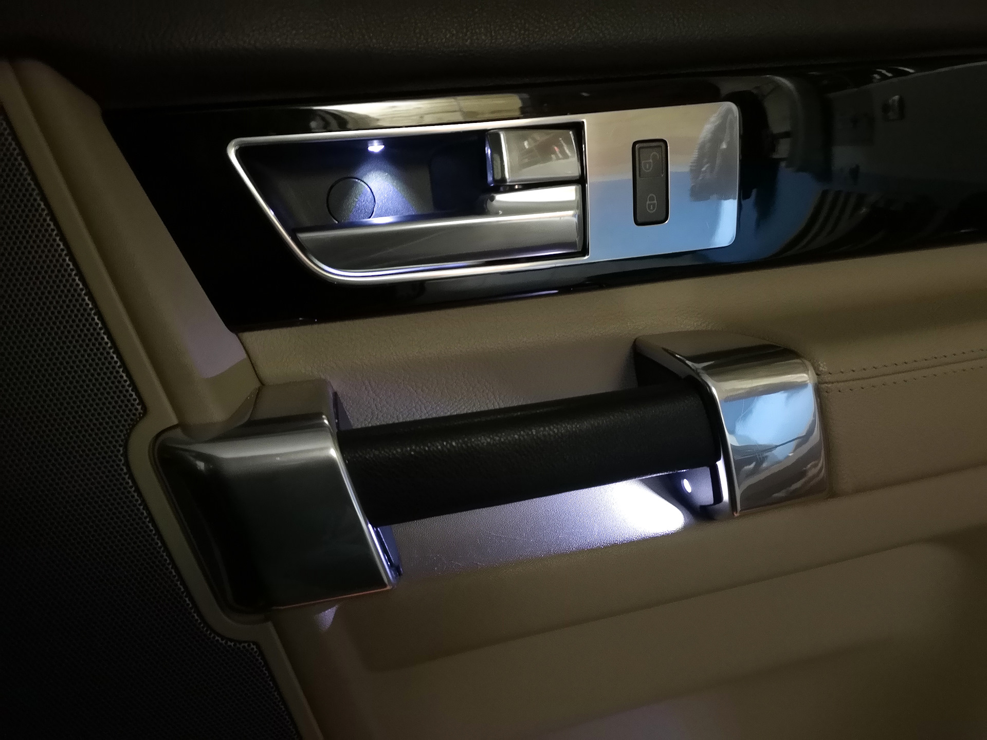 Дверь дискавери 4. Подсветка салона ленд Ровер Дискавери 3. BMW x3 e83 LCI штатная подсветка внутренних ручек дверей. Подсветка зеркал на ленд Ровер Дискавери 3. Внутренний ручка двери ленд Ровер 2013 года.
