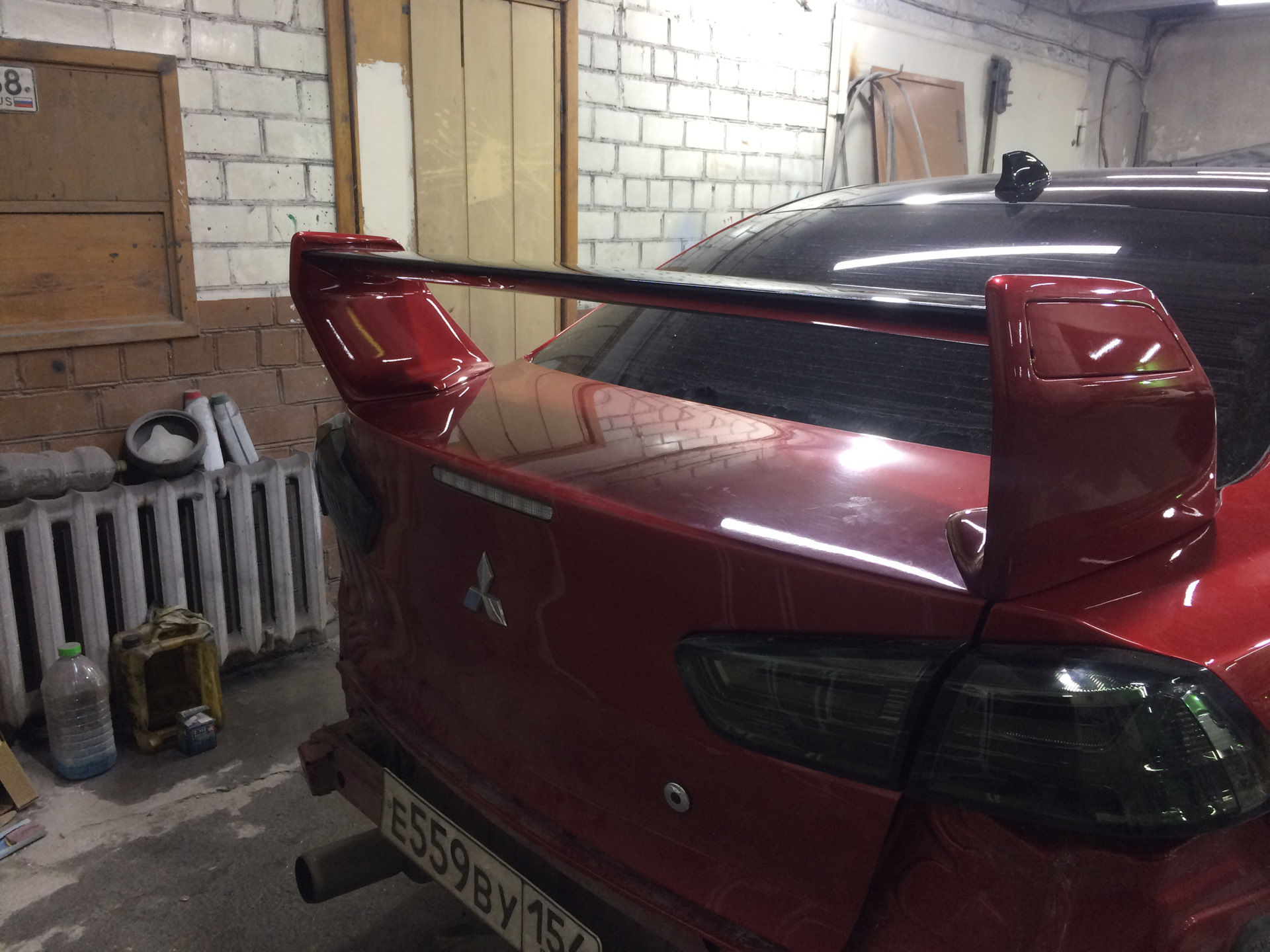 Эво спойлер лансер 10. Универсальный спойлер на крышку багажника универсала. Galant fortis спойлер. Установить спойлер на багажник 3110. Монтаж спойлера на крышку багажника.