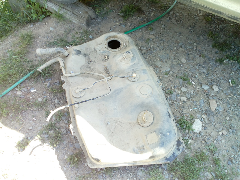 Сняли бак, описывать не буду, там все и все просто, что куда и откуда) — Toyota Harrier (1G)