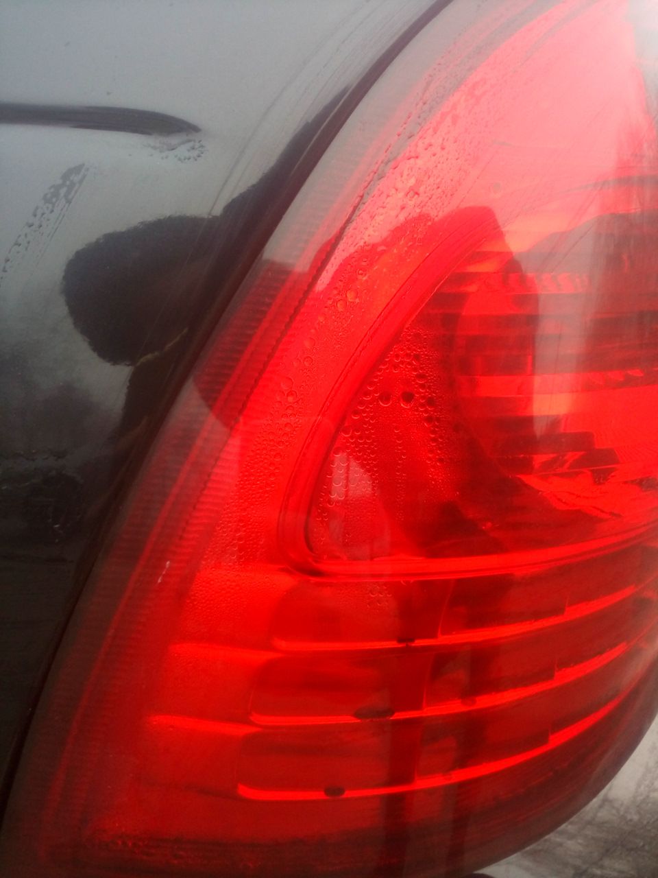 Запотевание задних фонарей — Lada Приора седан, 1,6 л, 2010 года ...