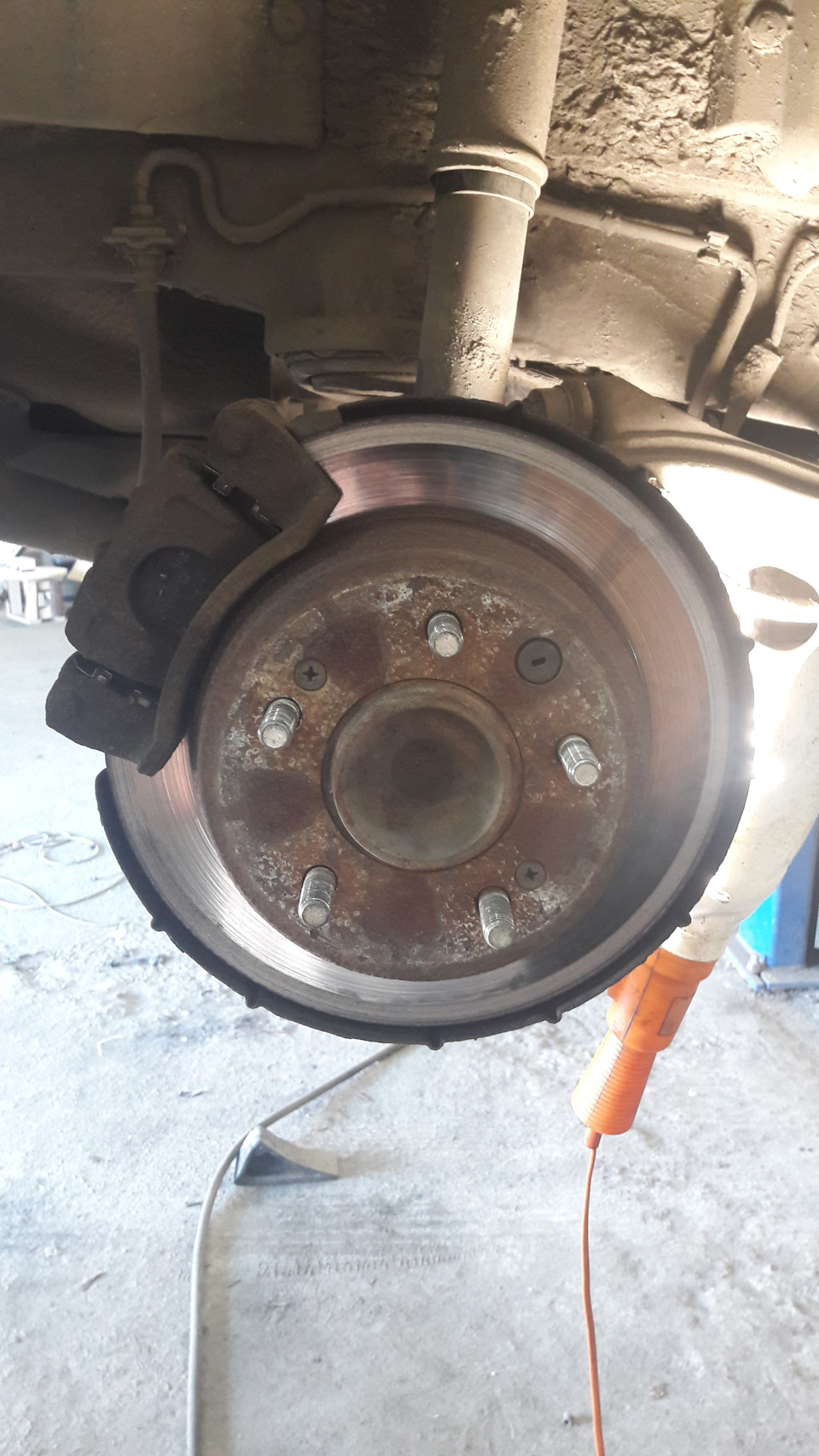 Заклинило правую заднюю колодку! — KIA Ceed (1G), 2 л, 2008 года ...
