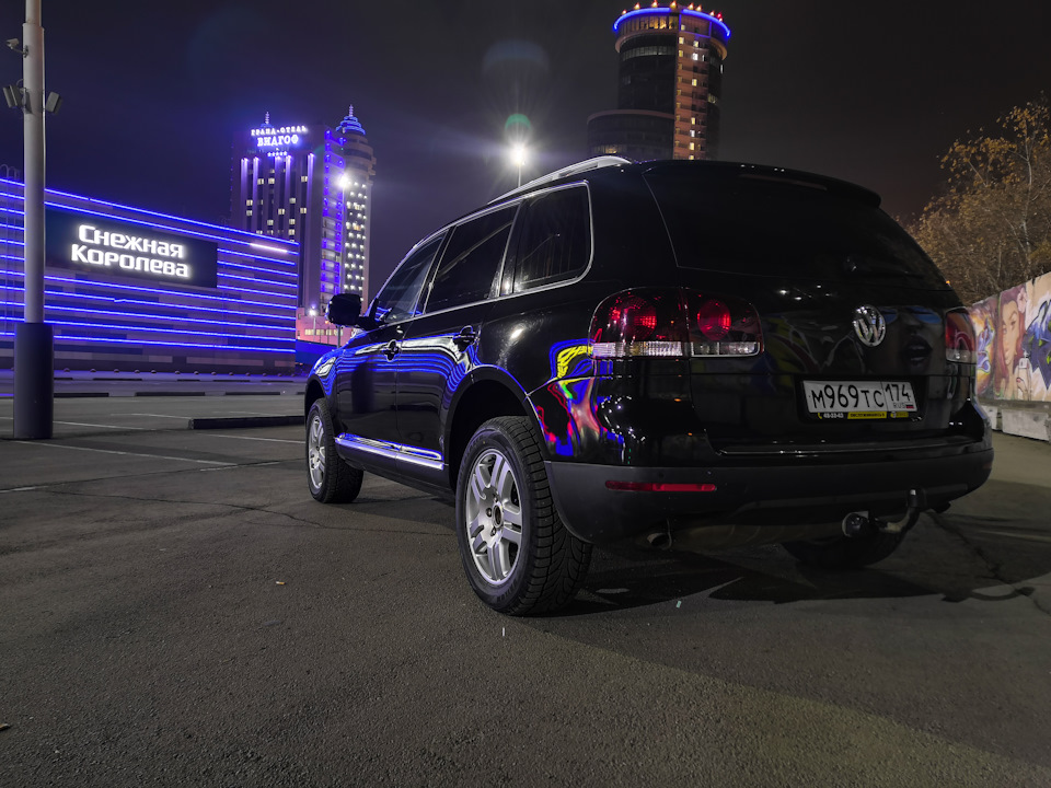 Ночная фотосессия на телефон Хонор 10 — Volkswagen Touareg (1G), 3 л ...