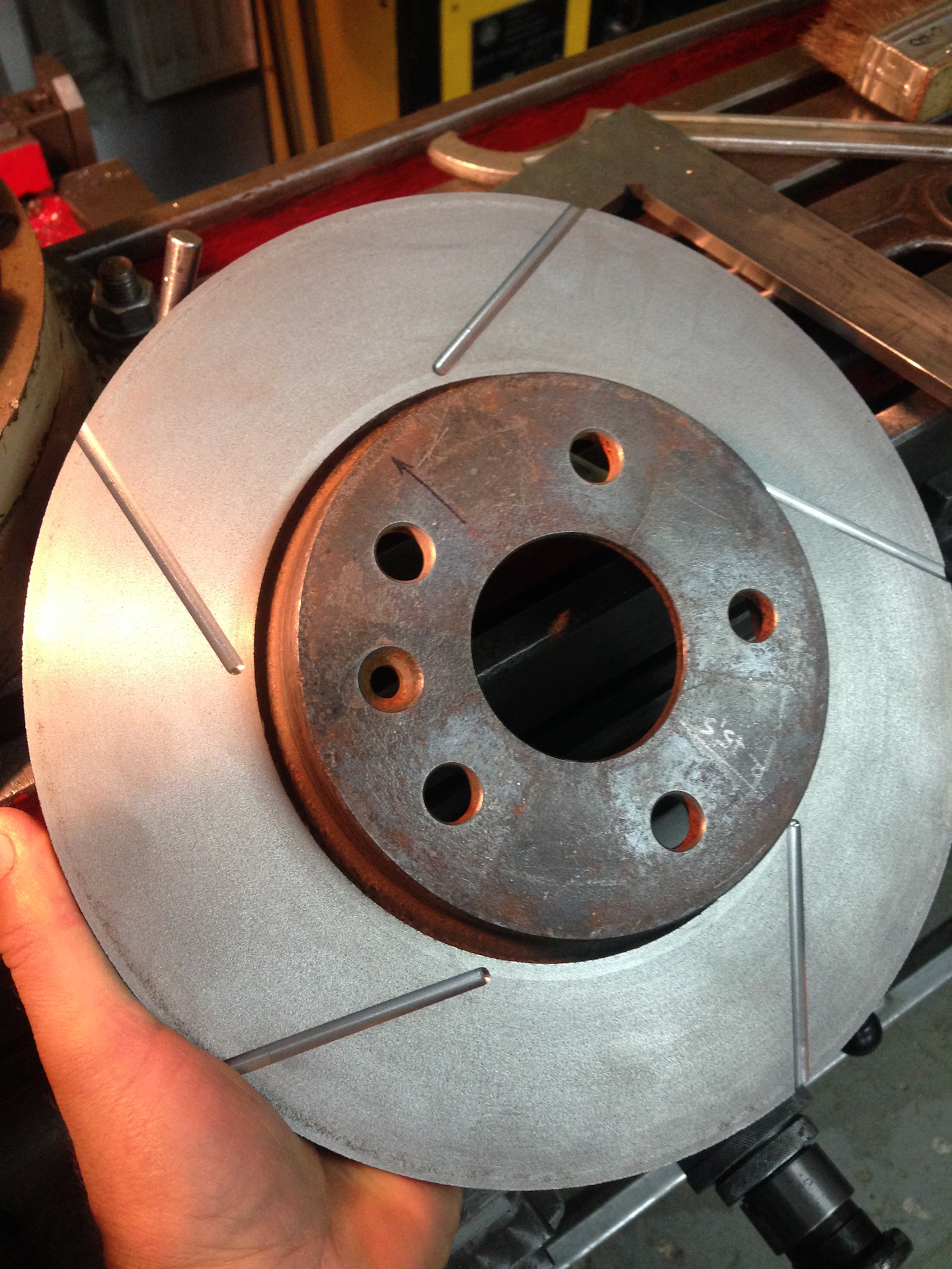 Zimmermann 530. Слотирование тормозных дисков. Hyundai h1 слотирование дисков тормозных. Brembo перфорация слотирование. 5 слотированные и перфорированные.