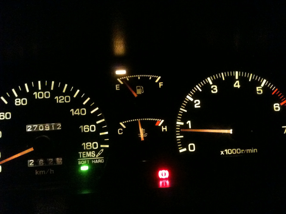 Лампа охлаждающей жидкости бмв на приборной панели. Датчик воды в топливе газель некст. Чек двигателя киа спортейдж. Чек приора. Загорелся чек двигателя на хендай ix35.