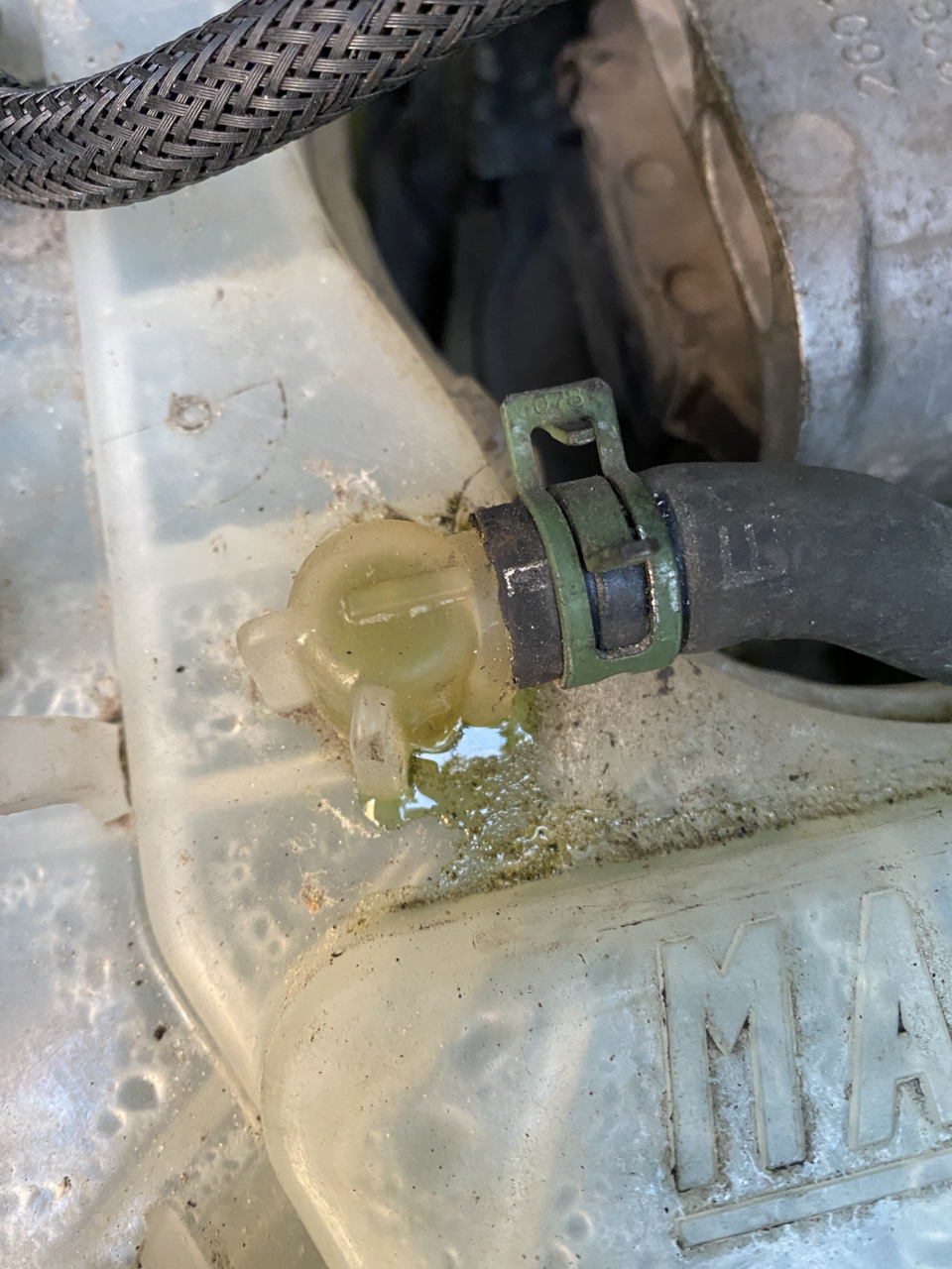 течь расширительного бачка — Renault Latitude, 2 л, 2010 года | своими ...