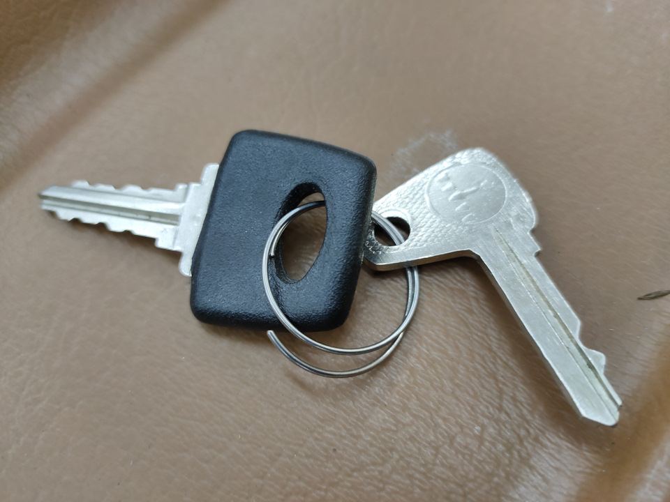 Ключ зажигания еще не обзавелся надписью, тоже особенность первых машин — Москвич Святогор