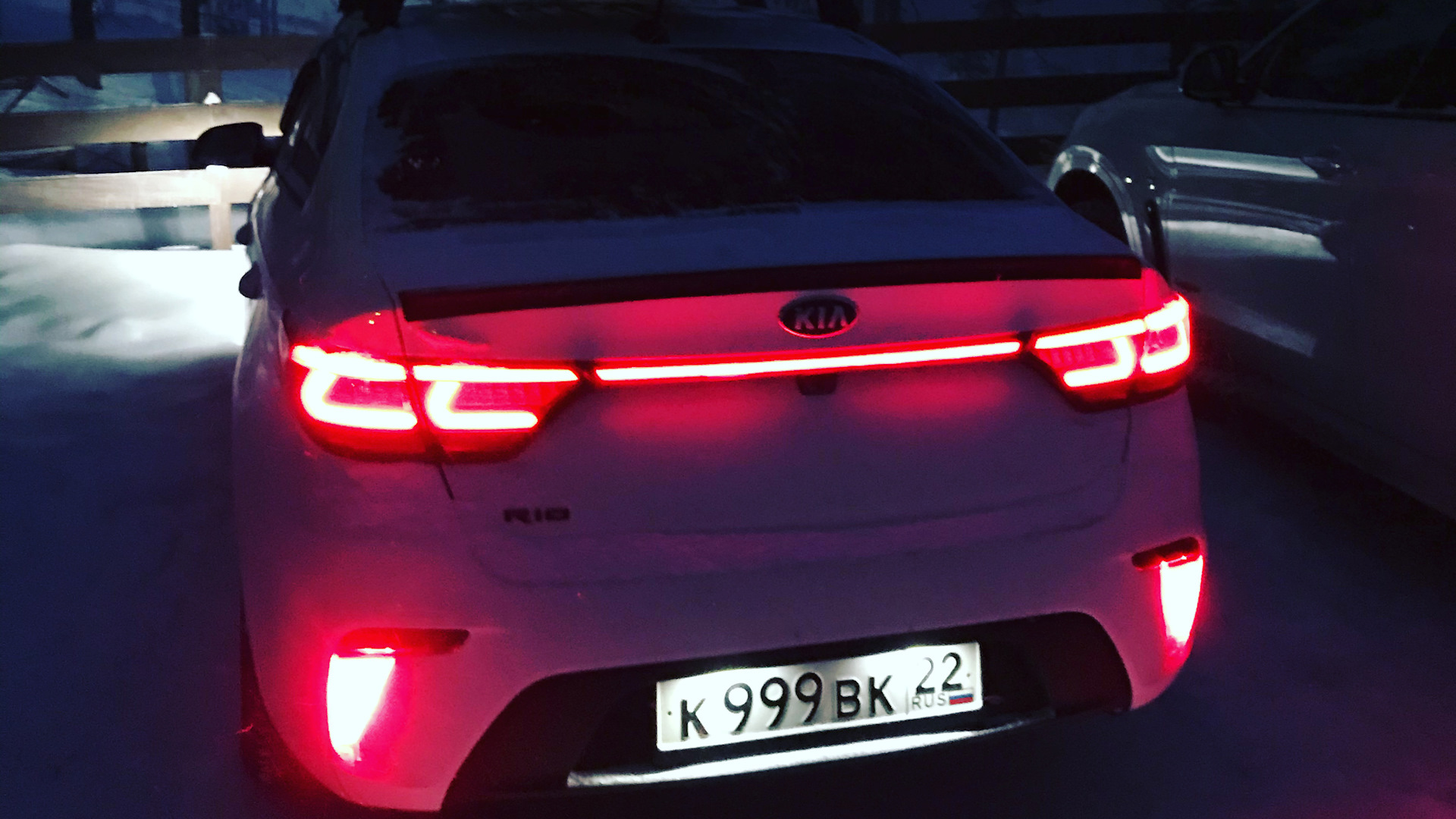 Kia Rio сзади ночью