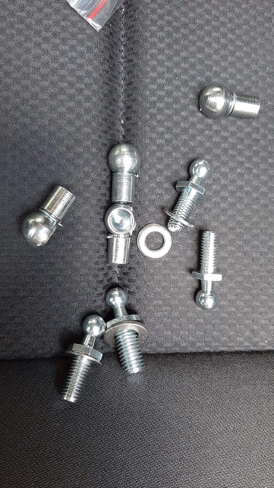 Болт крепления амортизатора задней двери