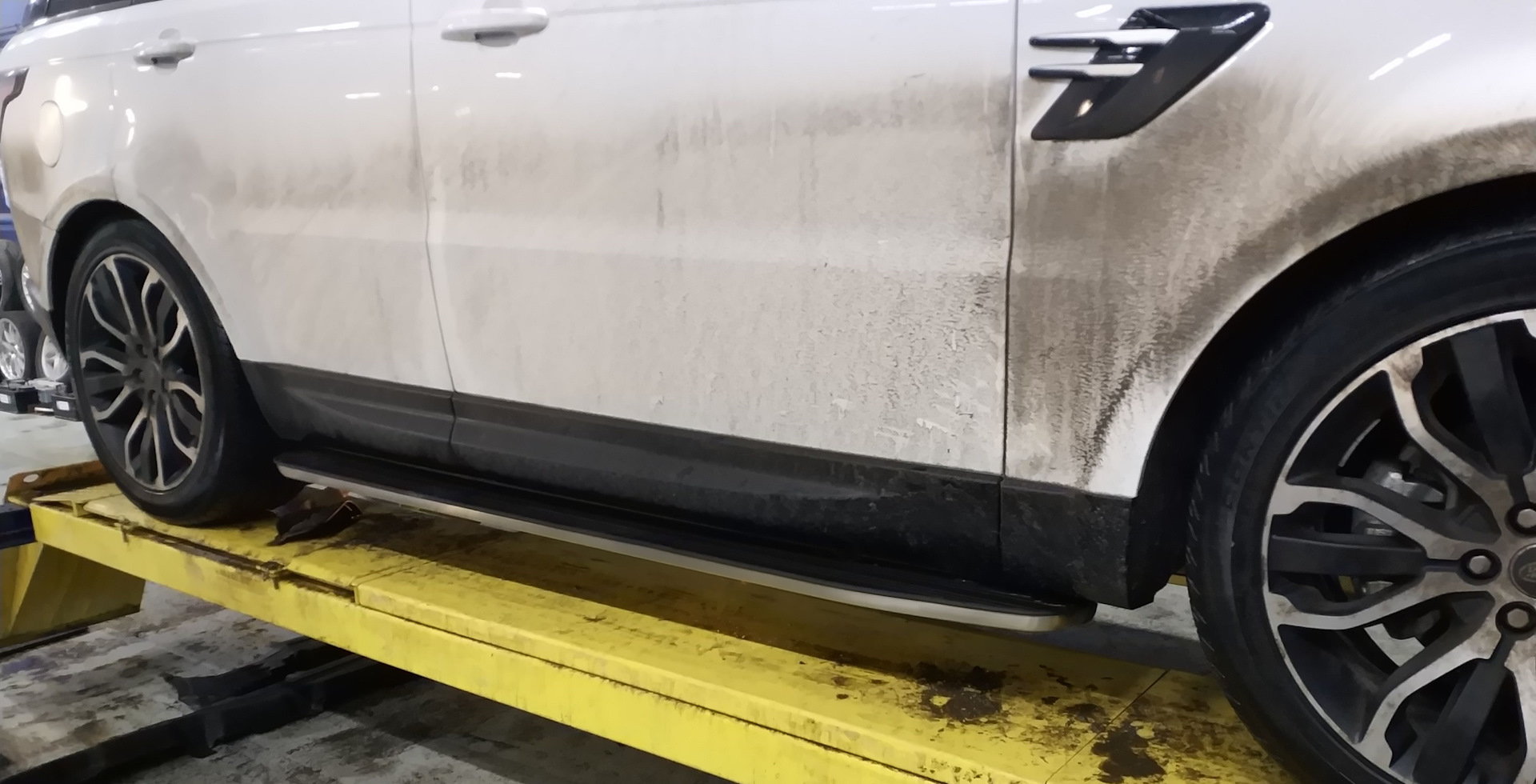 Пороги рендж спорт. Боковые защитные молдинги Ниссан Кашкай. X7 выезжающие пороги. Выезжающий порог на Палисад.