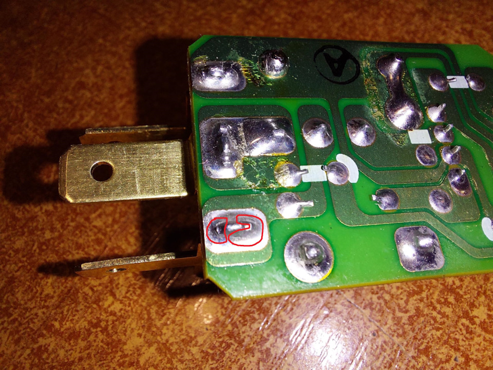 Подозрительно шатающийся контакт Е и, вероятно, трещины в пайке (выделил красным). — Hyundai Santa Fe (1G)