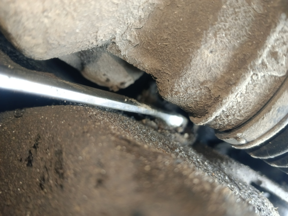 Подлазим ключом под рейкой с обоих сторон (все пролазит) и сдергиваем болты, далее можно накинуть трещетку и открутить оба болта за рейкой. — Nissan Qashqai (1G)