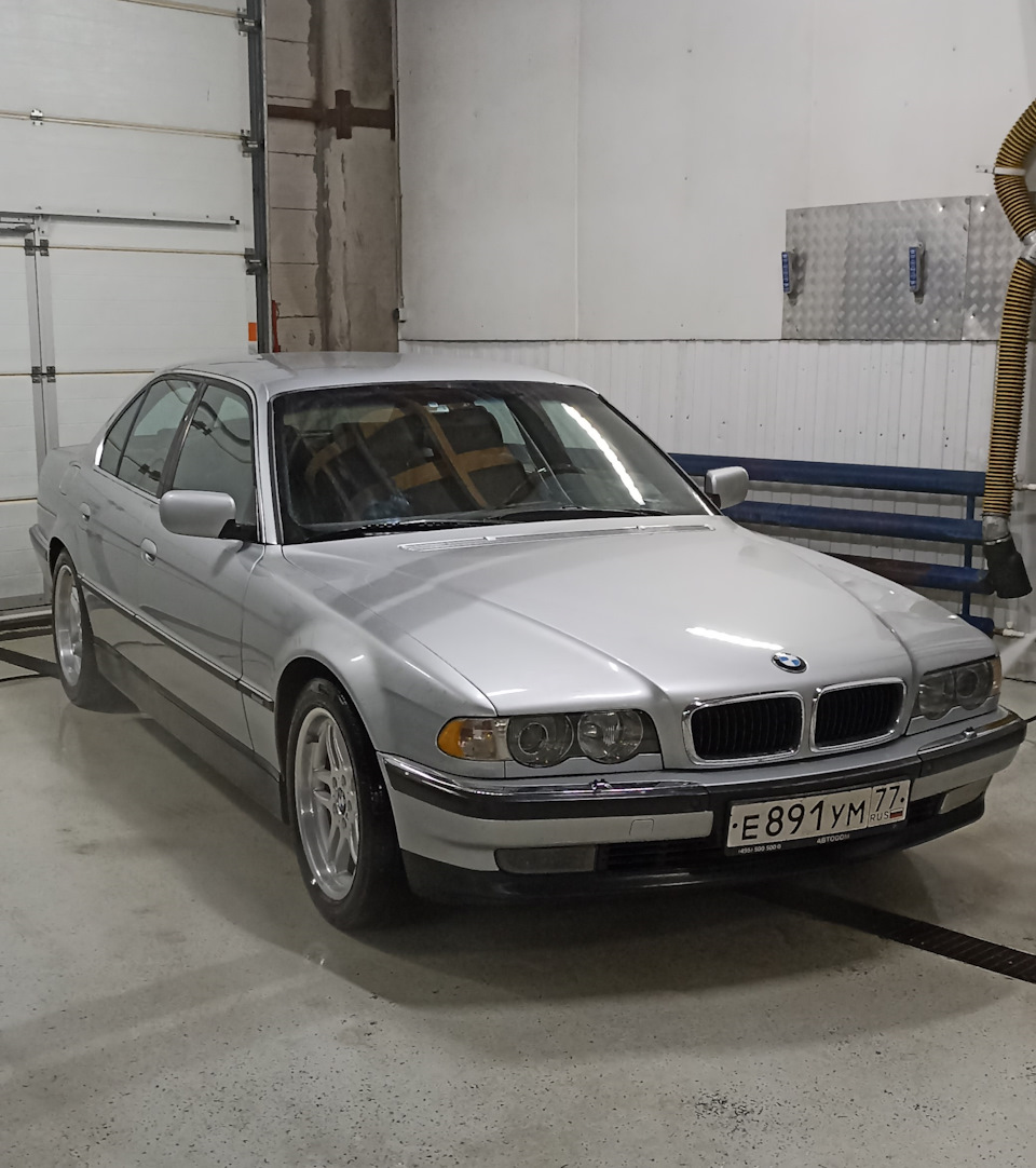 BMW 7 series (G11/G12) 4.4 бензиновый 2017 Artyom на DRIVE2