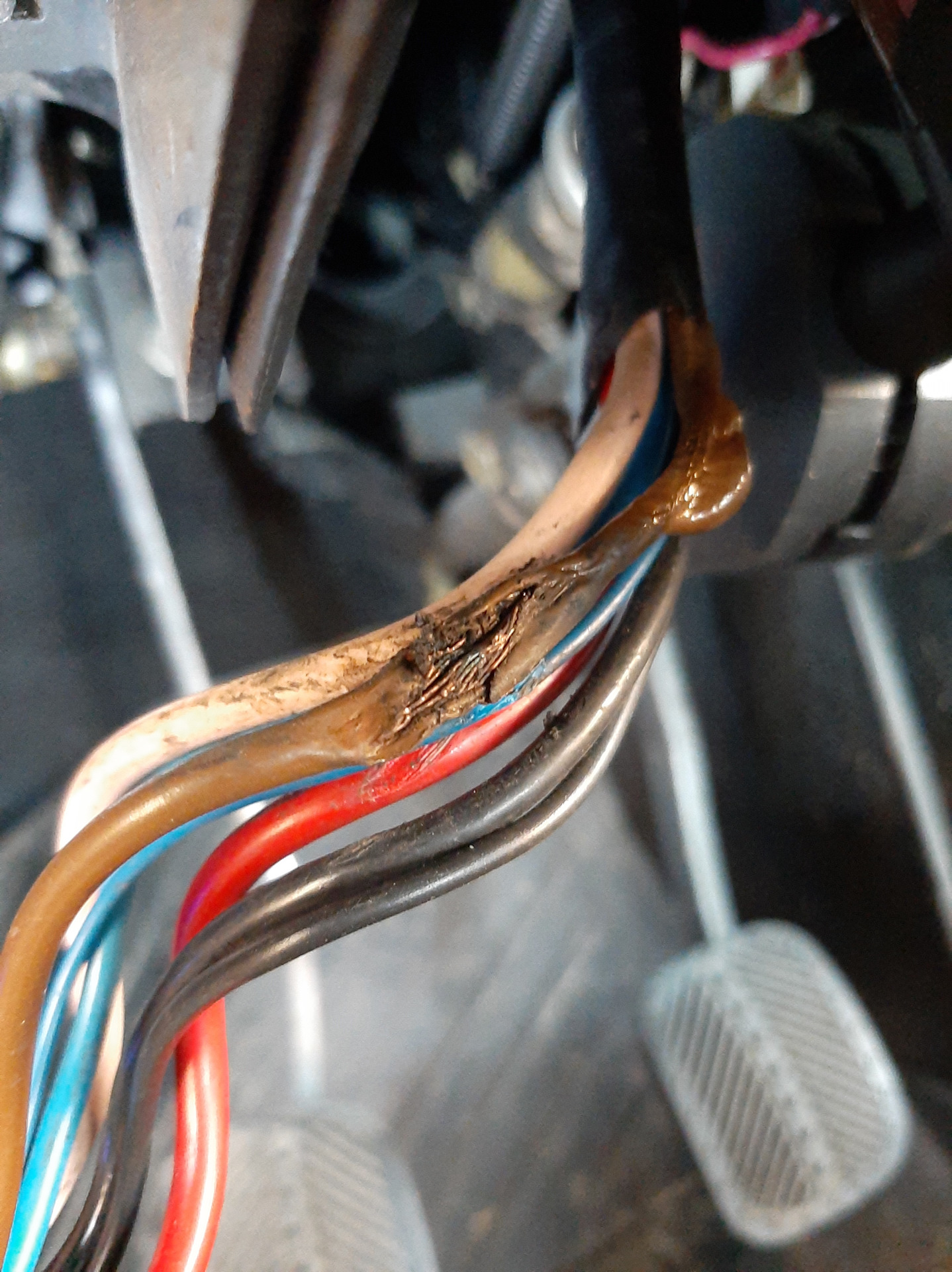 Ремонт проводки. Сгоревшая проводка авто. Сгоревшая проводка авто. Замкнуло проводку в машине. Проводка.