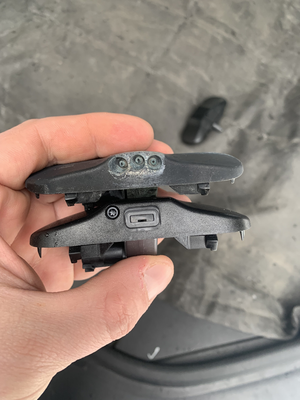 Замена форсунок стеклоомывателя — Audi Q7 (1G), 4,2 л, 2011 года ...