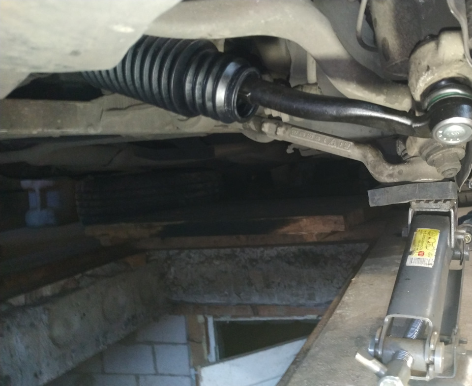 Поддомкратил кулак. . Тягу накрутил на рейку отдельно от наконечника. Наконечник на тягу и в кулак. — BMW 5 series (E39)