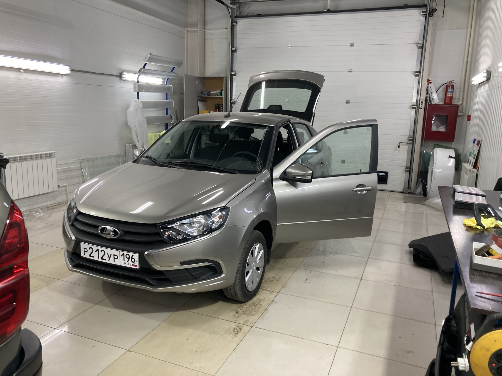 Тонировка задней полусферы — Lada Гранта Лифтбек (2G), 1,6 л, 2022 года ...