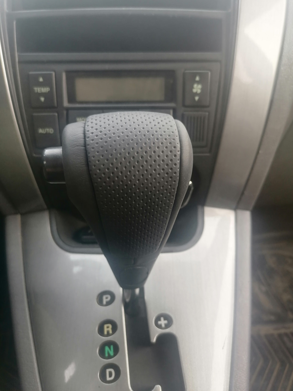 Hyundai Tucson. Снятие и установка облицовки тоннеля пола