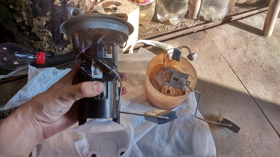 Модуль топливного насоса ваз 2114. Лючок бензонасоса ваз 2114. 2114 сгорел бензонасос. Насос ваз 2114. Бензонасос ваз 21099 инжектор.