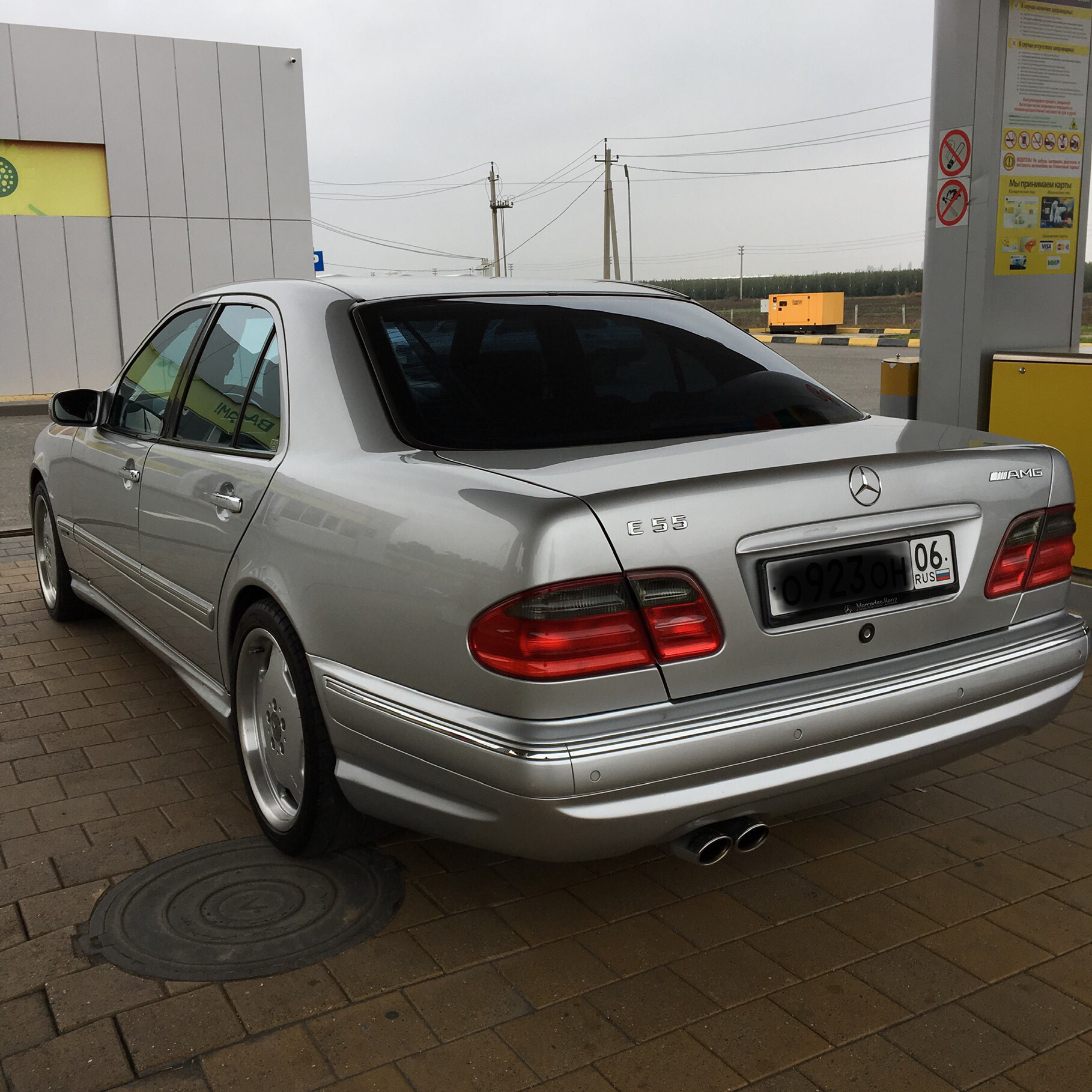 Mercedes e55 amg w210. Мерседес w210 e55 AMG. Mercedes w210 AMG серебристый. Mercedes Benz e55 AMG w210. E55 AMG 210.