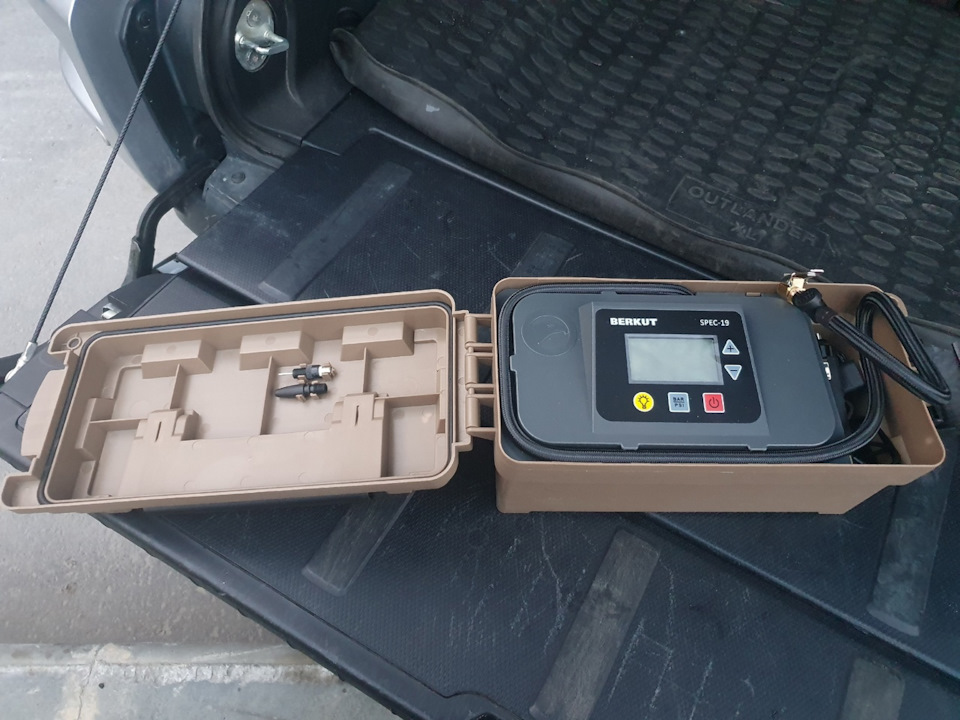 Домкрат, компрессор и летние дворники — Mitsubishi Outlander XL, 2,4 л ...