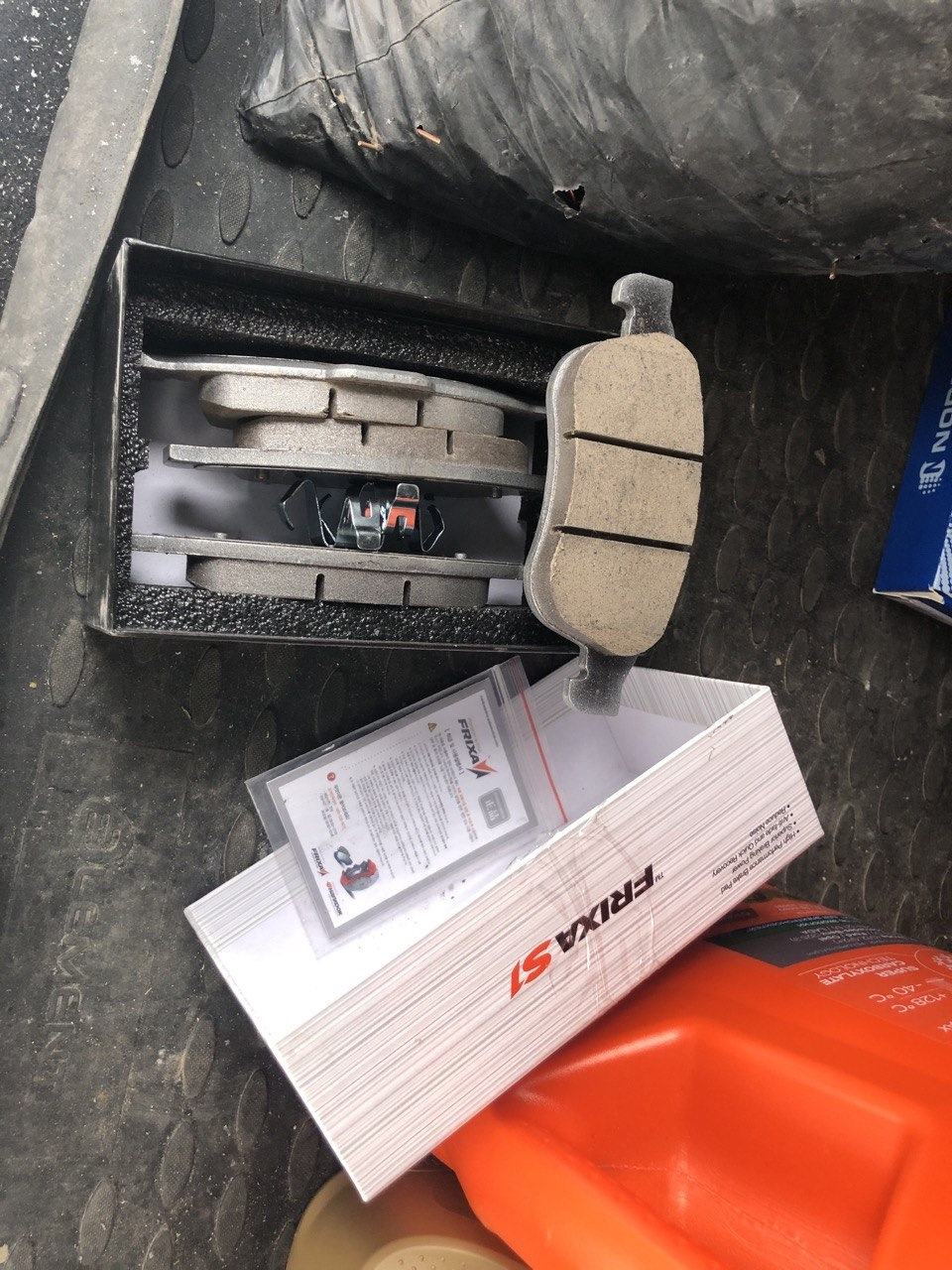 Замена передних колодок на Hankook FRIXA S1 — Renault Duster (1G), 2 л ...