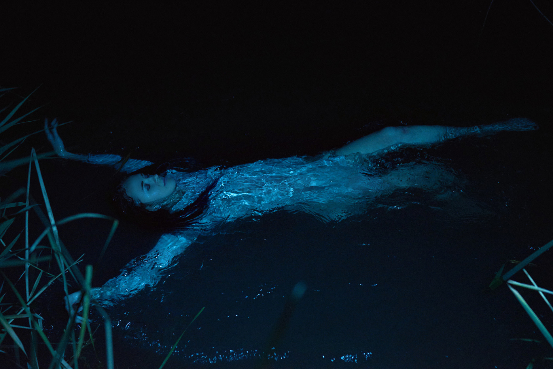 Утопленник во сне. Ривердейл призрак Утопленница. Девушка в воде.
