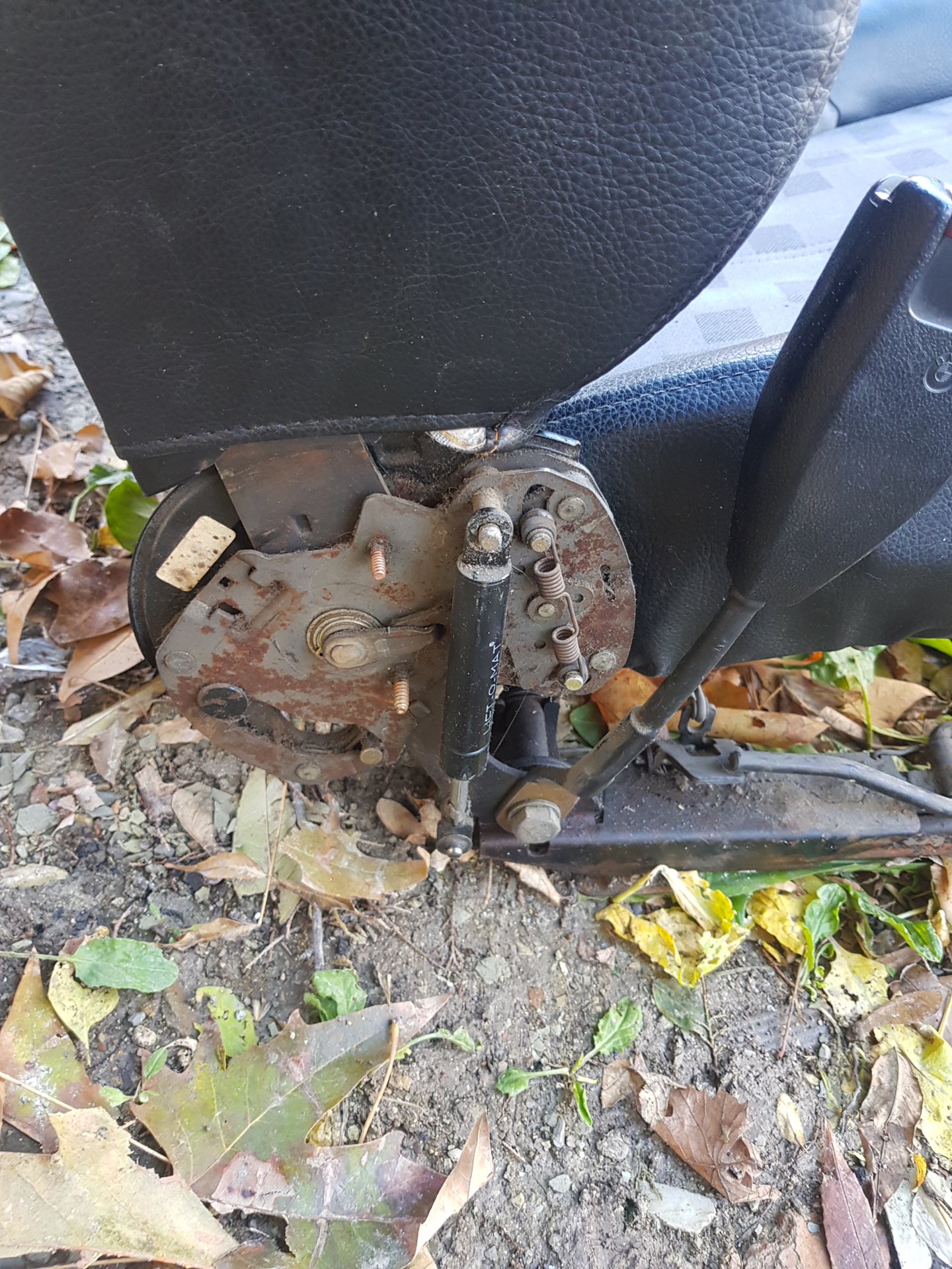 Замена амортизаторов (пневмолифт) в сиденьях МТ. — DRIVE2