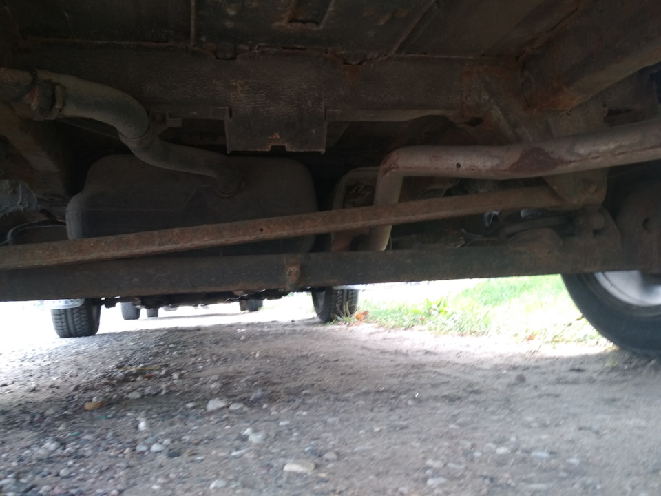 Ну таке себе. Пластиковый снаружи, стальной внутри. Но идею с баком от хз чего я подсмотрел — на моем Олдсе он течет, а тут соплатформенник почти и на пластиковом баке — Chevrolet Lacetti SW