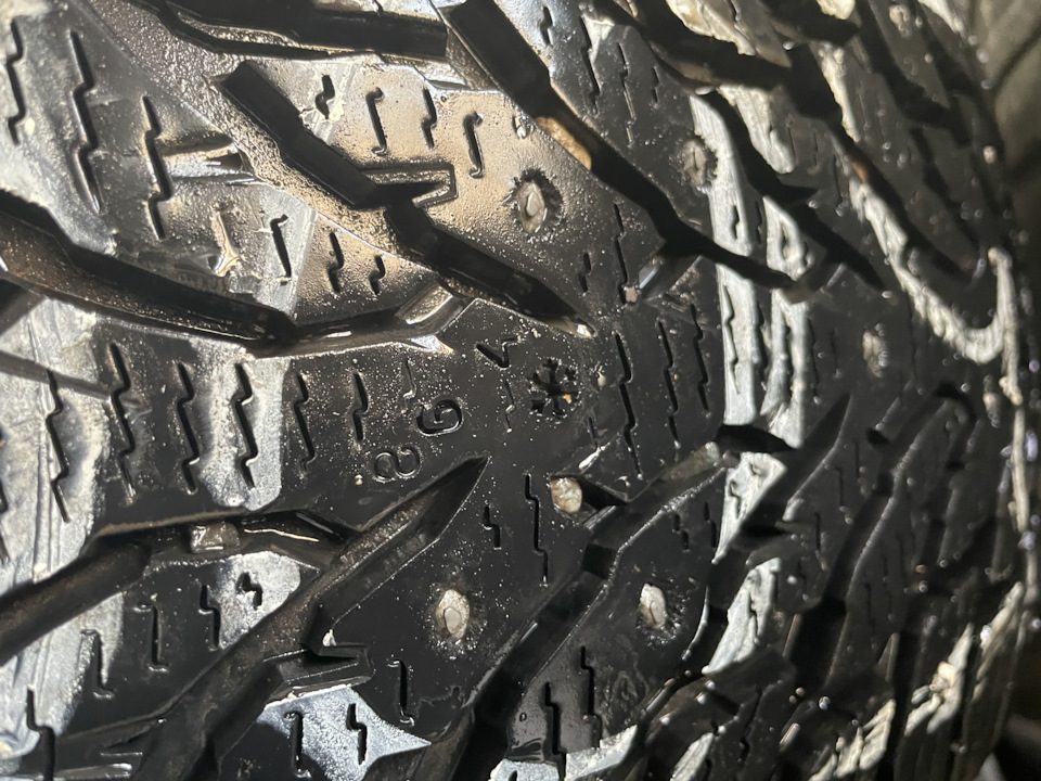Шины зимние шипованные Nokian 235/55 R19 на Audi Q5 (2G). Б/у | 40 000 ...