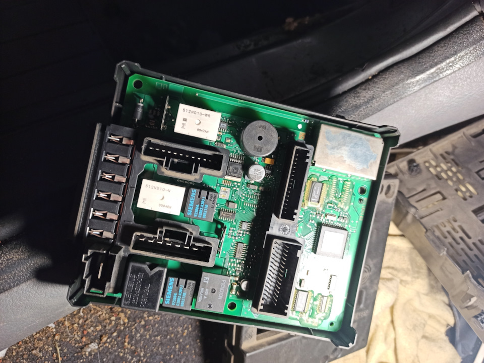 Снятие установка блока предохранителей, в салоне под рулем — Renault ...