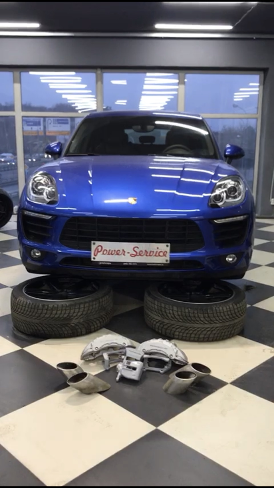 Покраска суппортов Brembo в желтый, насадки глушителя чёрный лак, тонировка  — Porsche Macan, 3 л, 2015 года | тюнинг | DRIVE2