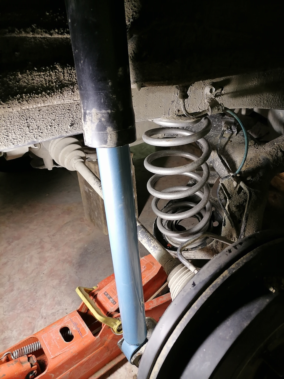 Замена задних пружин и передних колодок - Toyota E160, 1,5 л, 2015 года своими р