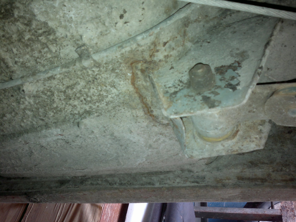 Все "Москвичи" проходят через это. Отрыв крепления рессоры… — ИЖ ...