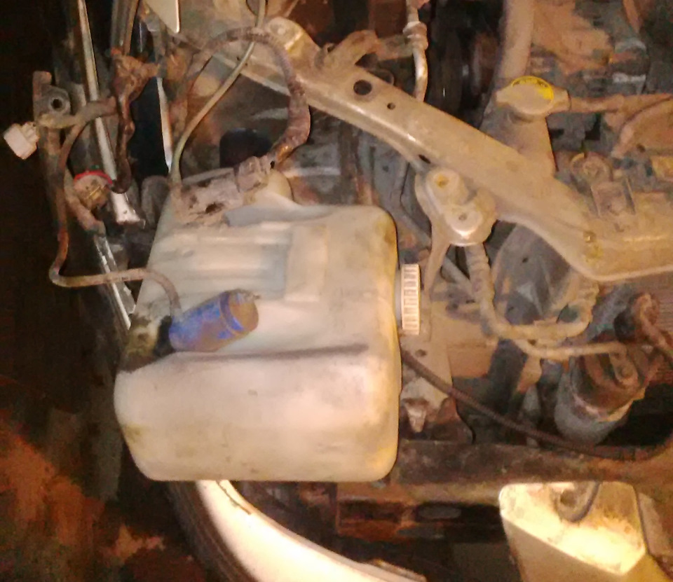 Бачок омывателя с датчиком уровня — Pontiac Vibe (1G), 1,8 л, 2002 года ...