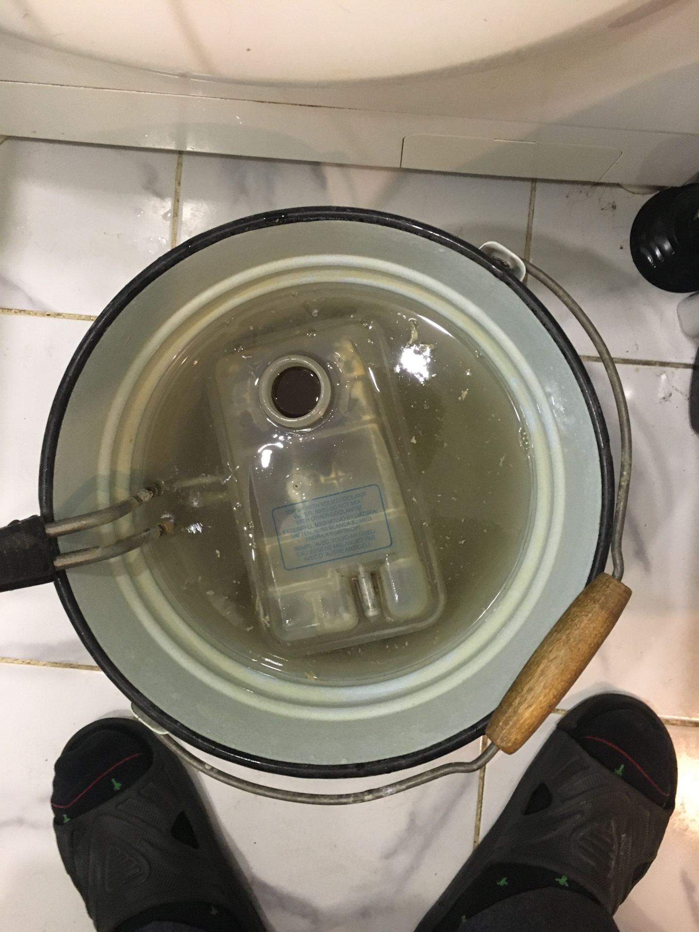 Промывка расширительного бачка — Volvo 940, 2,3 л, 1992 года | своими ...