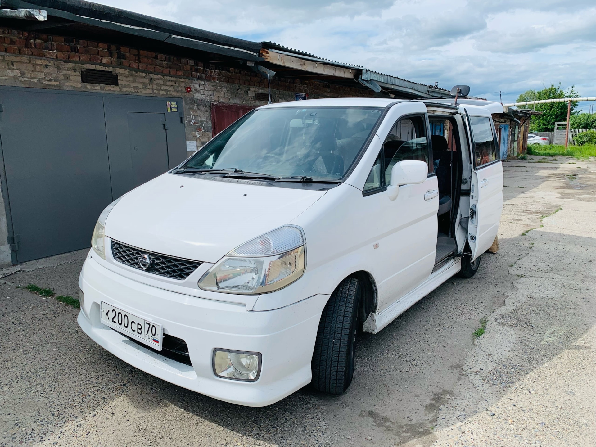 Ниссан серена 4вд. Nissan Serena 2001. Nissan Serena 2.0. Ниссан Серена 2001 год. Ниссан Серена 2002.